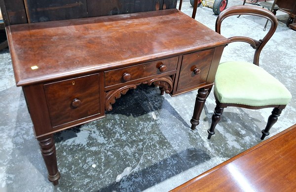 Lot 150 - DESK