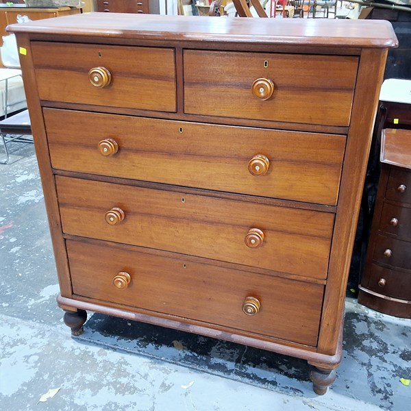 Lot 129 - CHEST OF DRAWERS