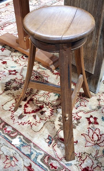 Lot 82 - STOOL