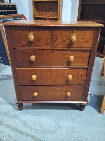 Lot 121 - CHEST OF DRAWERS
