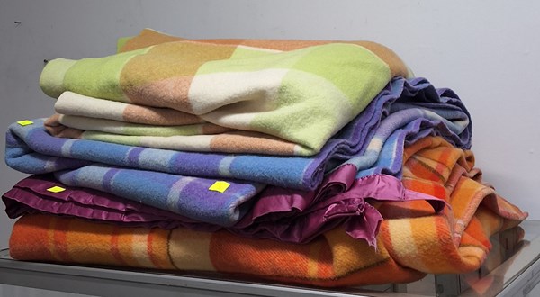 Lot 1389 - VINTAGE BLANKETS