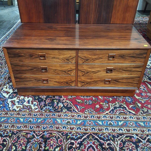 Lot 21 - CHEST OF DRAWERS