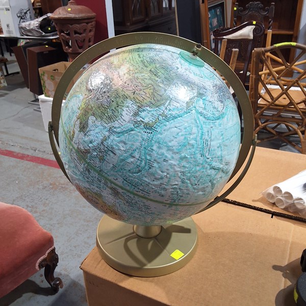 Lot 23 - GLOBE