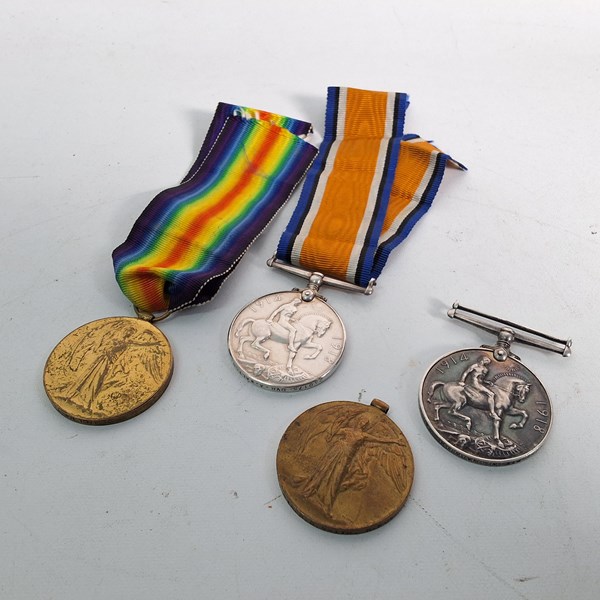 Lot 1059 - WWI MEDALS