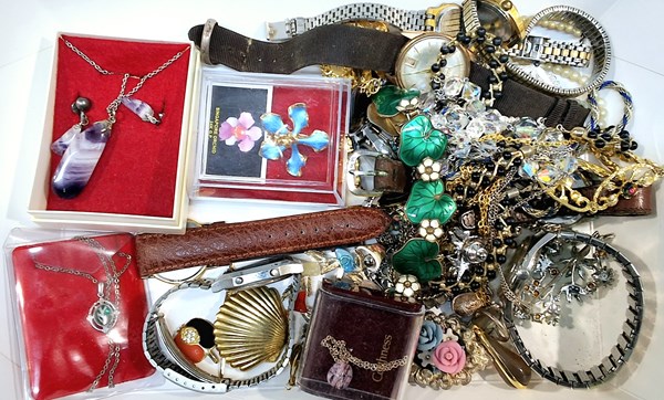 Lot 1043 - COSTUME JEWELLERY