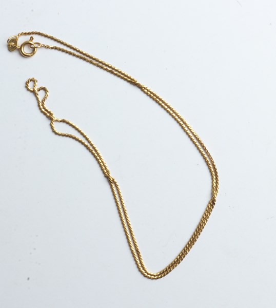 Lot 1020 - GOLD NECKLACE