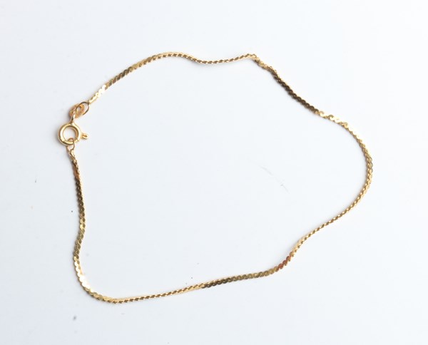 Lot 1024 - GOLD BRACELET