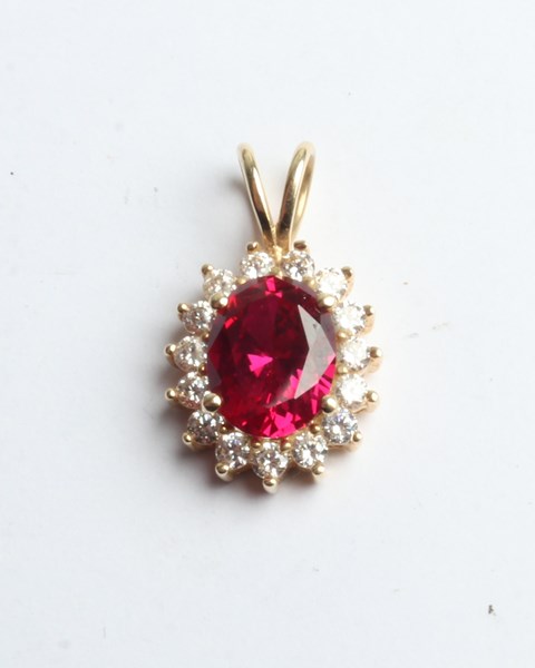 Lot 1025 - GOLD PENDANT