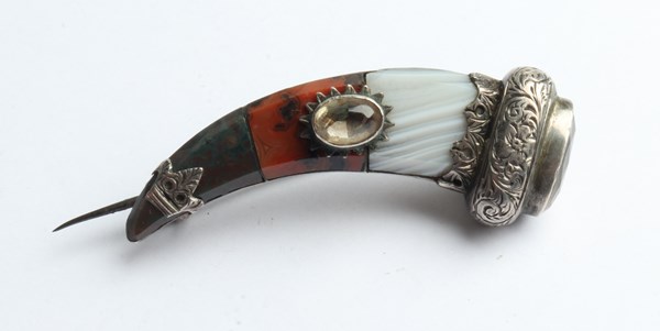 Lot 1009 - SCOTTISH PEBBLE BROOCH