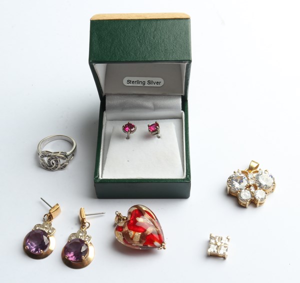 Lot 1038 - JEWELLERY