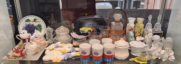 Lot 1320 - PRETTY CHINA AND DECOR