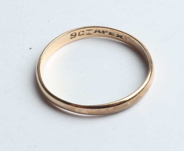 Lot 1022 - GOLD RING