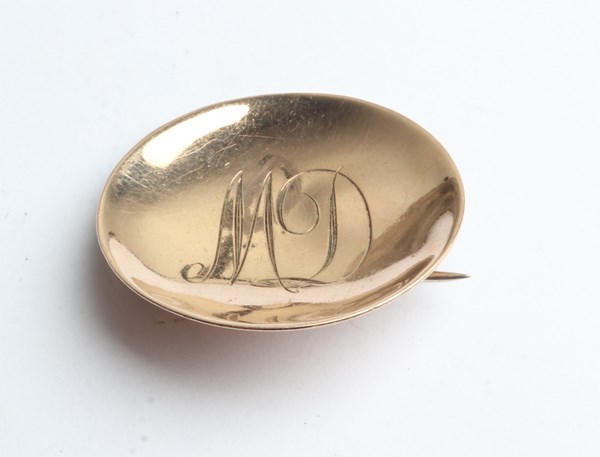 Lot 1037 - GOLD BROOCH