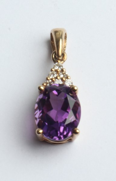 Lot 1032 - GOLD PENDANT