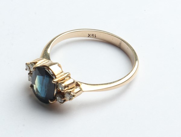 Lot 1026 - SAPPHIRE & DIAMOND RING