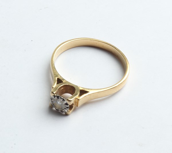 Lot 1036 - GOLD & DIAMOND RING