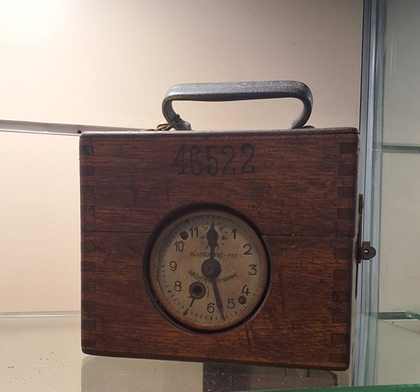 Lot 1212 - PIGEON RACING CLOCK