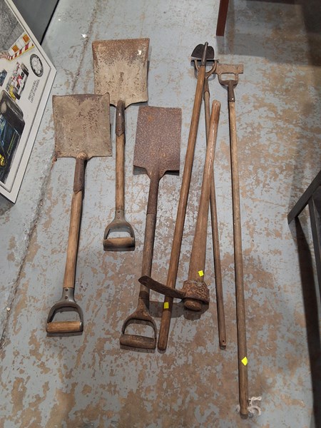 Lot 260 - GARDEN TOOLS