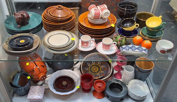 Lot 1409 - POTTERY LOT