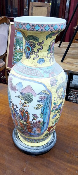 Lot 41 - CHINOISERIE VASE