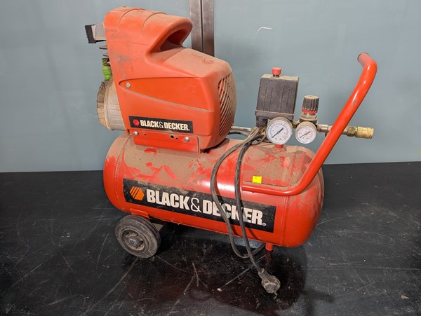 Lot 237 - AIR COMPRESSOR