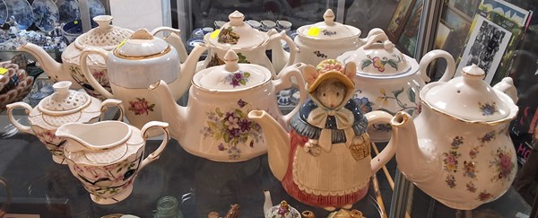Lot 1123 - TEA POTS