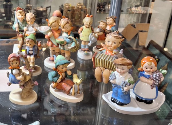Lot 1168 - HŬMMEL FIGURES