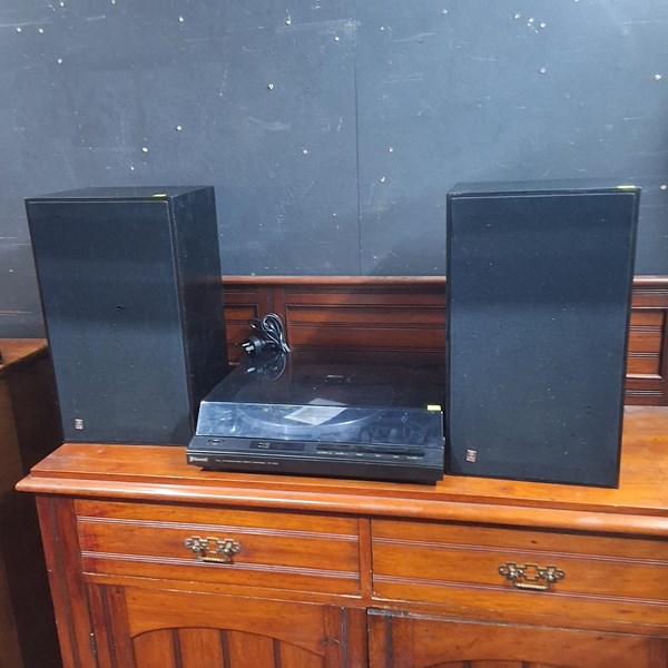 Lot 383 - TURNTABLE AND SPEAKERS