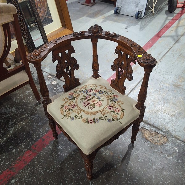 Lot 379 - CORNER CHAIR