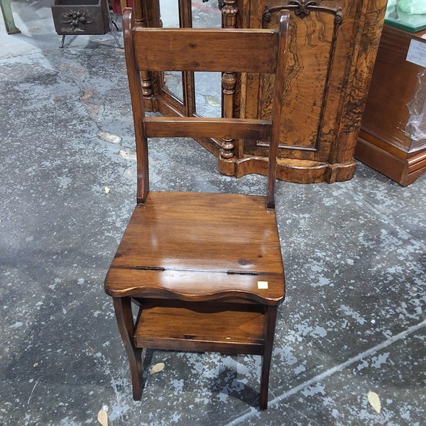 Lot 128 - LIBRARY CHAIR