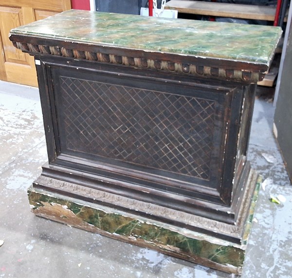 Lot 117 - DISPLAY CONSOLE