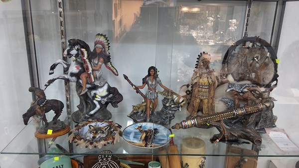 Lot 1380 - NATIVE AMERICAN DECOR