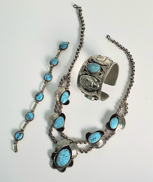 Lot 1045 - JEWELLERY