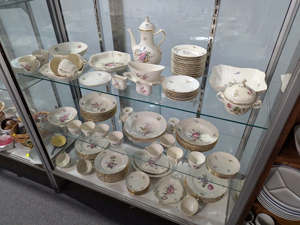 Lot 300 - PART DINNER SERVICE