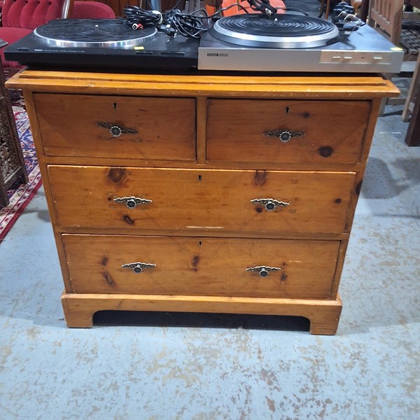 Lot 392 - CHEST OF DRAWERS