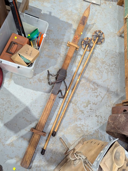 Lot 238 - SKIS