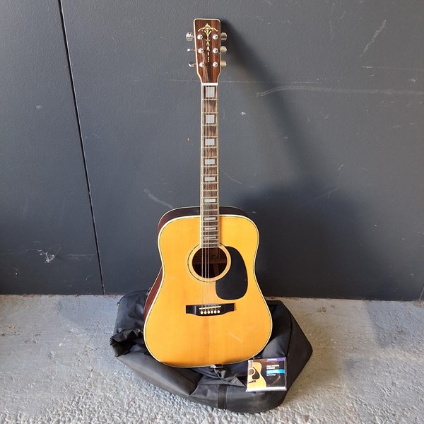 Lot 1340 - GUITAR