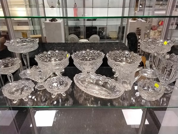 Lot 1192 - GLASSWARE