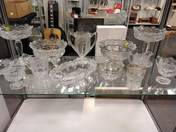 Lot 1197 - GLASSWARE