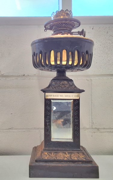 Lot 1157 - KEROSENE LAMP