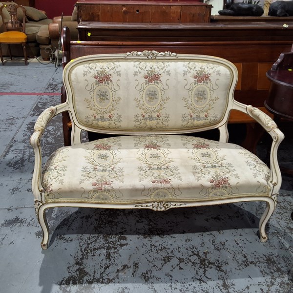 Lot 196 - SETTEE