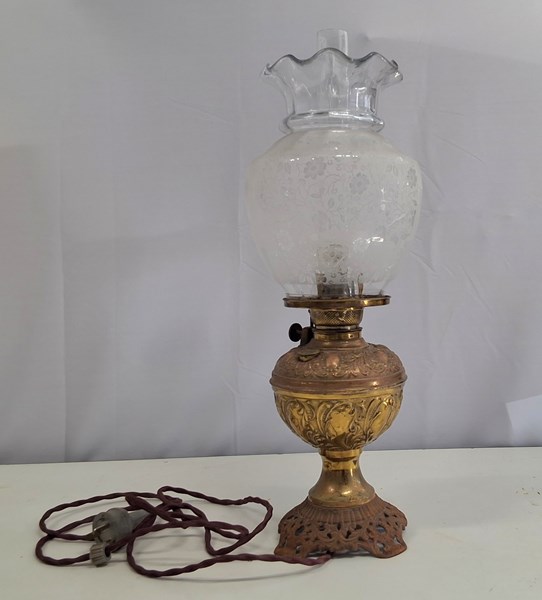 Lot 1324 - KEROSENE LAMP