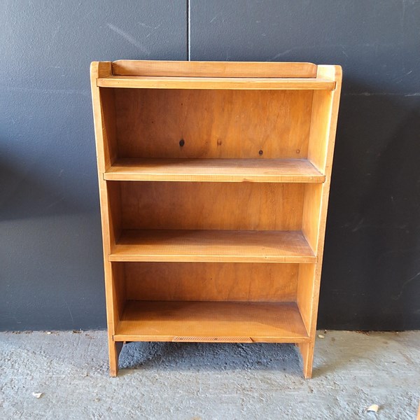 Lot 389 - BOOKSHELF