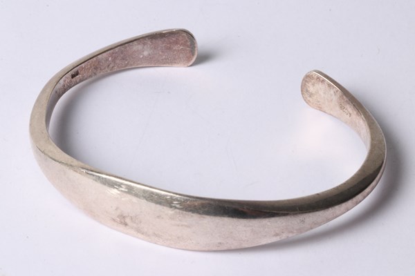 Lot 1035 - BANGLE