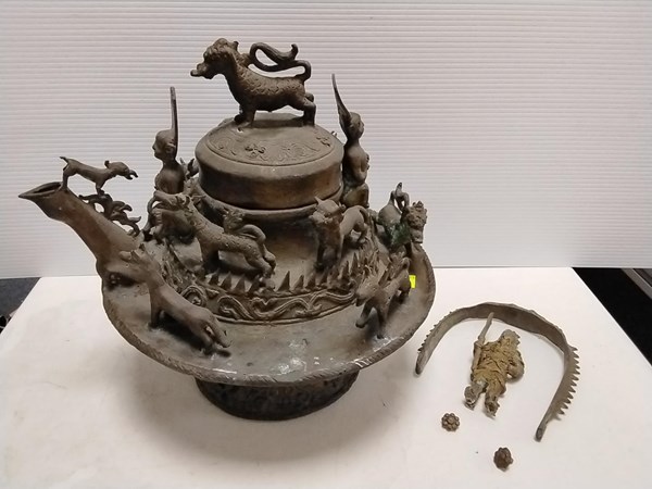 Lot 1306 - TEAPOT