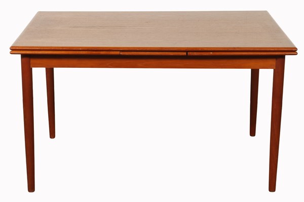 Lot 105 - EXTENSION DINING TABLE