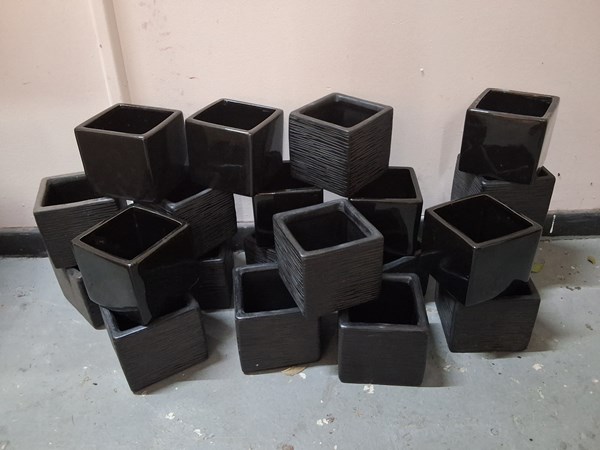 Lot 406 - PLANT POTS