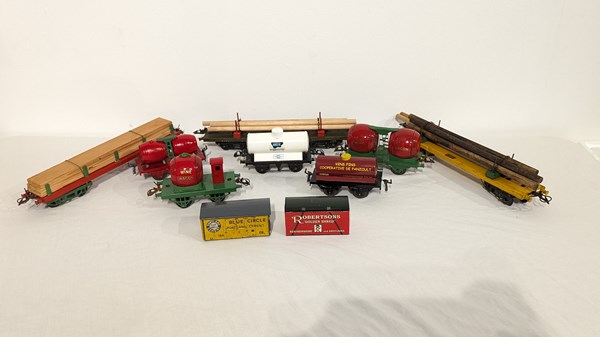 Lot 138 - TRAIN CARRIAGES