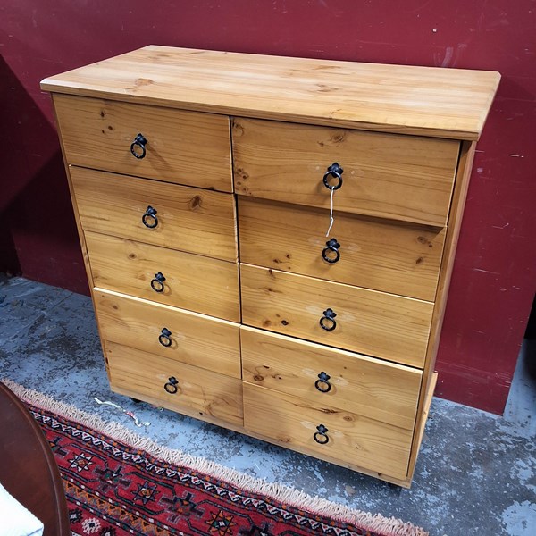 Lot 100 - CHEST OF DRAWERS