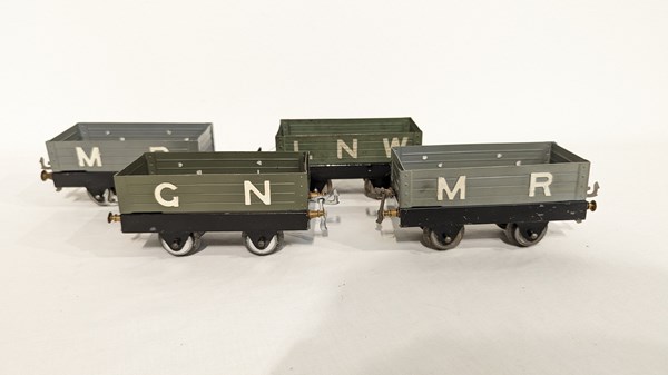 Lot 136 - TRAIN CARRIAGES